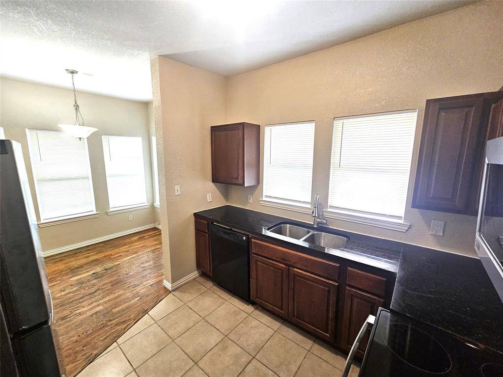 1927 W 10th Street, Dallas, TX 75208