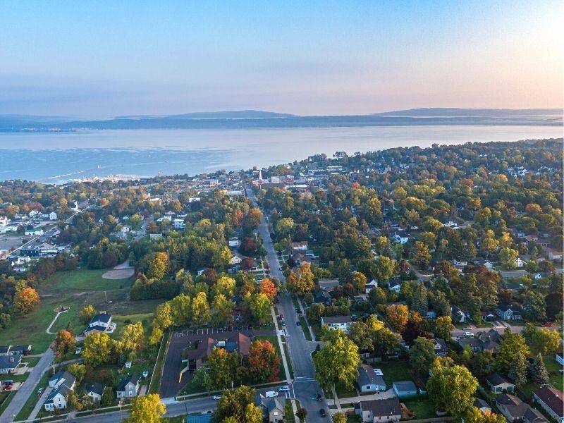 5 Horseshoe TRL, Bay Twp, MI 49770