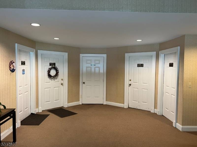 7 Manor Dr, Hampton Boro, NJ 08827