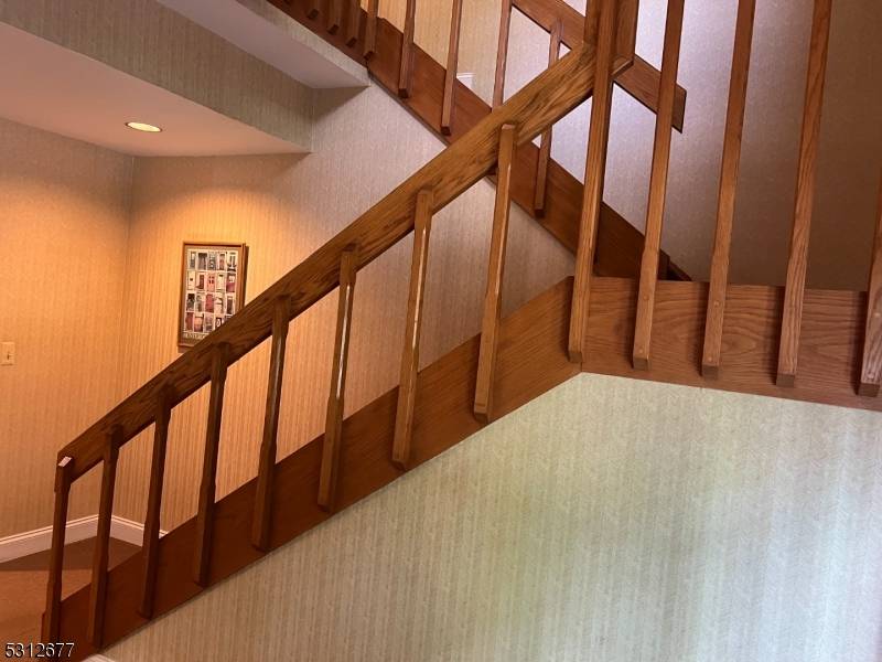 7 Manor Dr, Hampton Boro, NJ 08827
