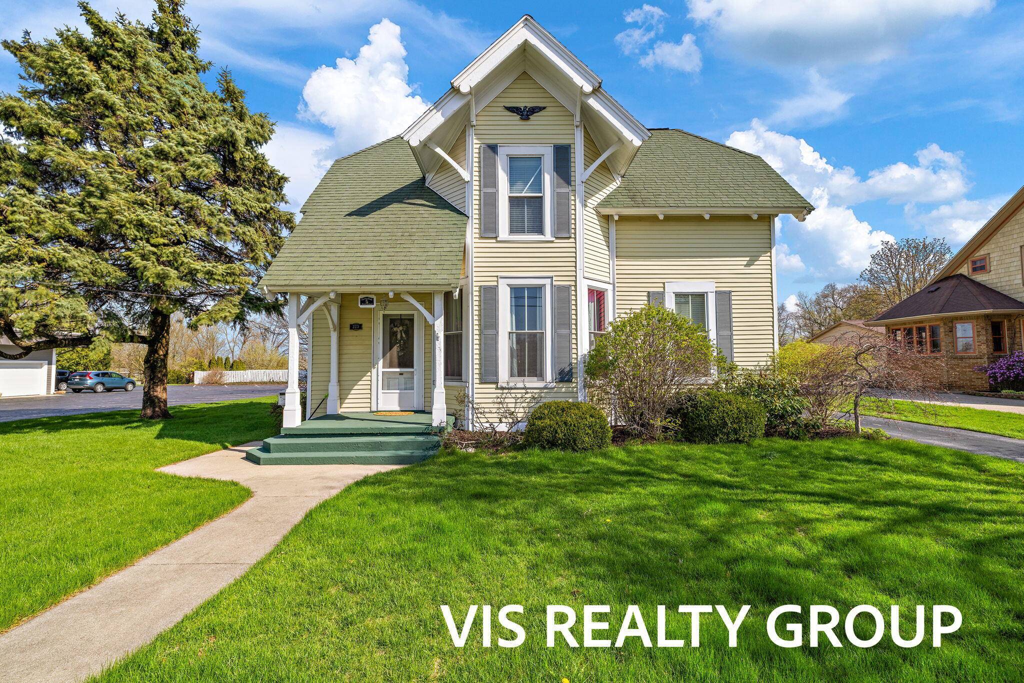 223 E Savidge ST, Spring Lake Vllg, MI 49456