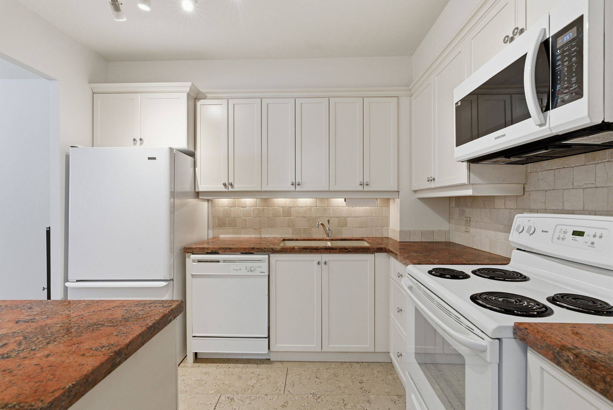 2871 Richmond RD #411, Britannia Heights - Queensway Terrace N And Area, ON K2B 8M5