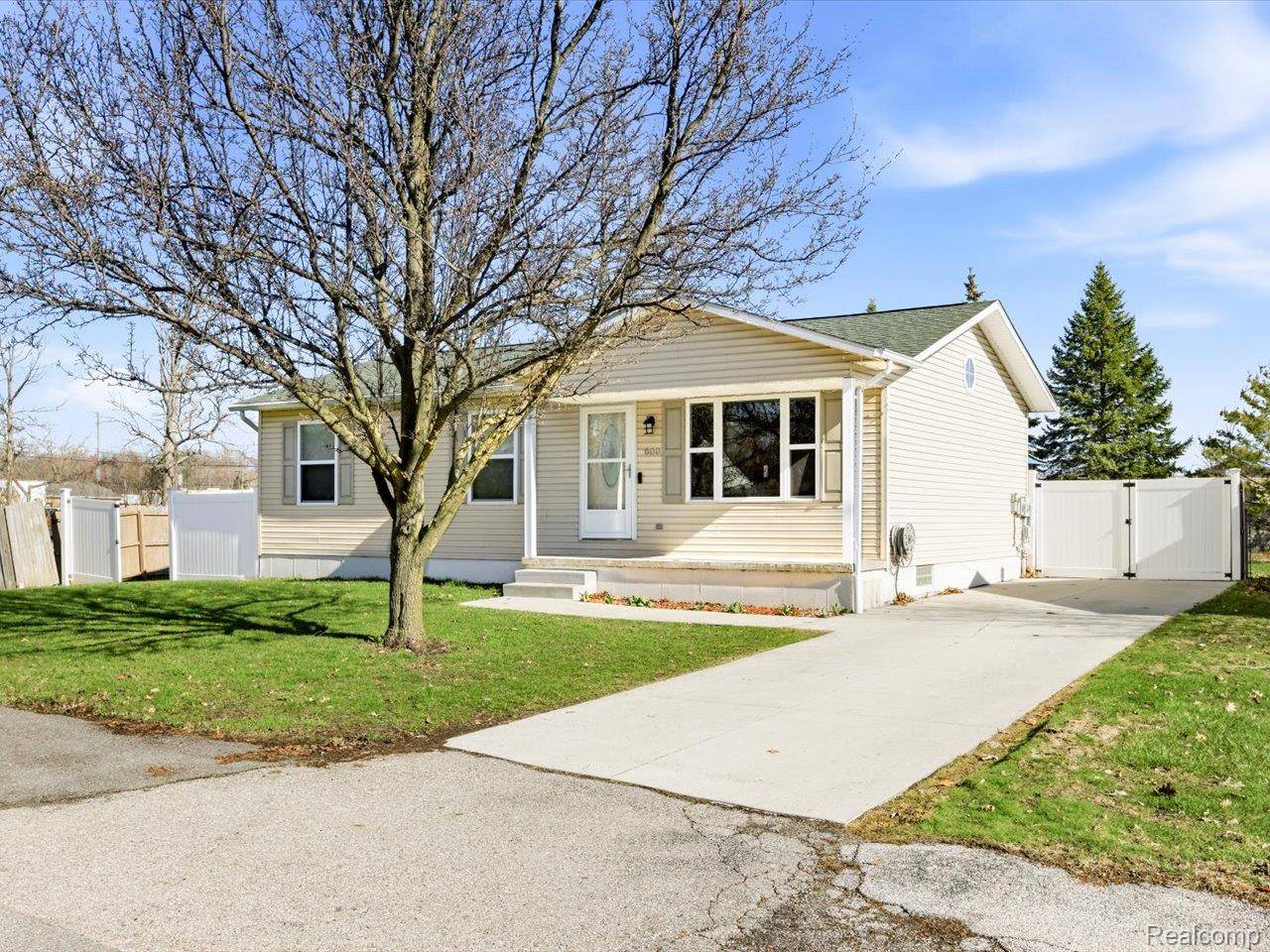 600 Applegate DR, Marysville, MI 48040