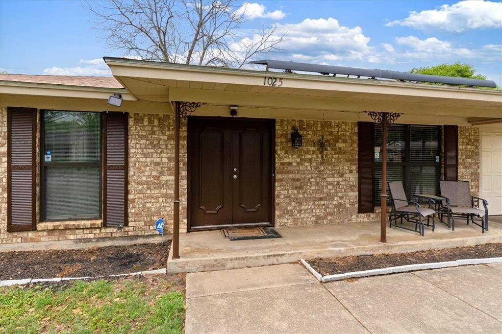 1025 Livingston Drive, Hurst, TX 76053
