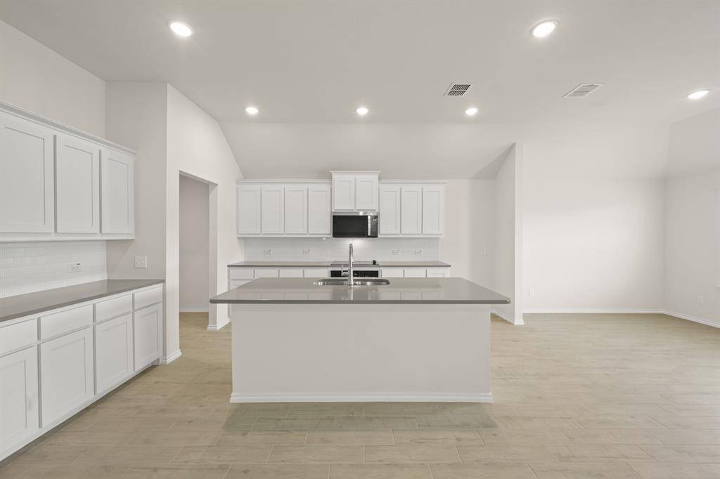 1176 Oak Spring Drive, Burleson, TX 76028