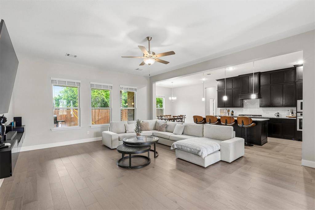 943 Richard Pittmon Drive, Desoto, TX 75115