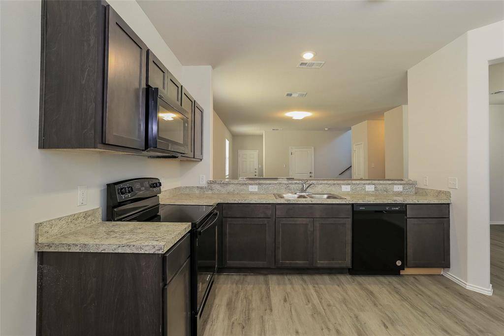 5244 Applegate Drive, Fort Worth, TX 76119