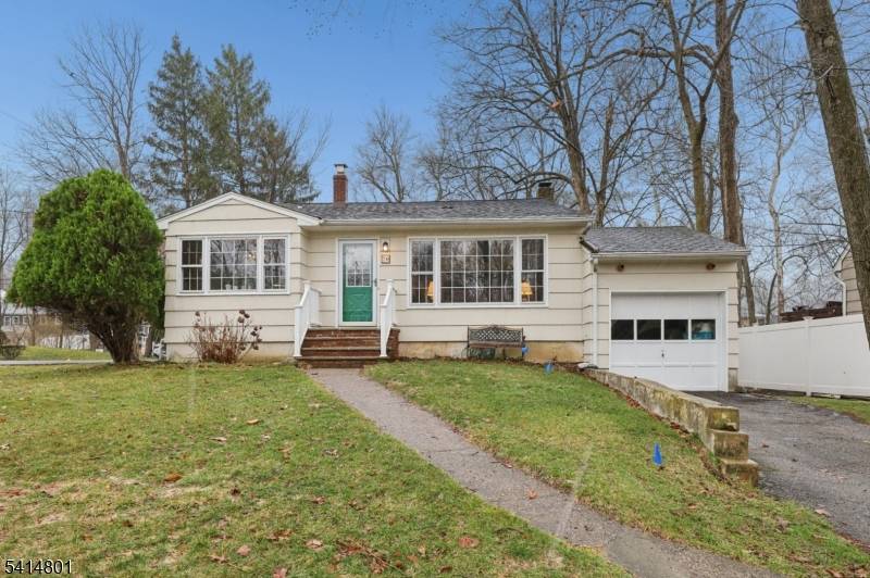 70 Walnut St, Oakland Boro, NJ 07436