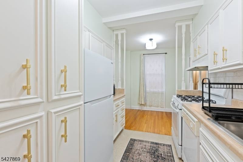 100 E Palisade Ave, Englewood City, NJ 07631