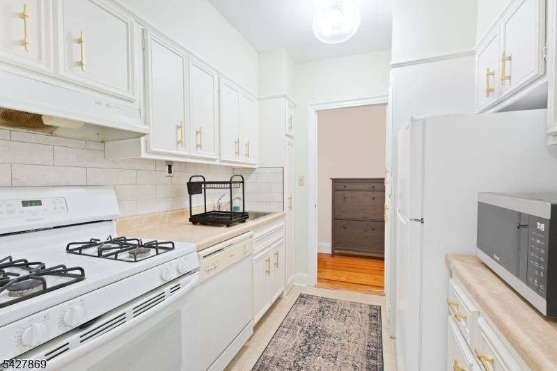 100 E Palisade Ave, Englewood City, NJ 07631