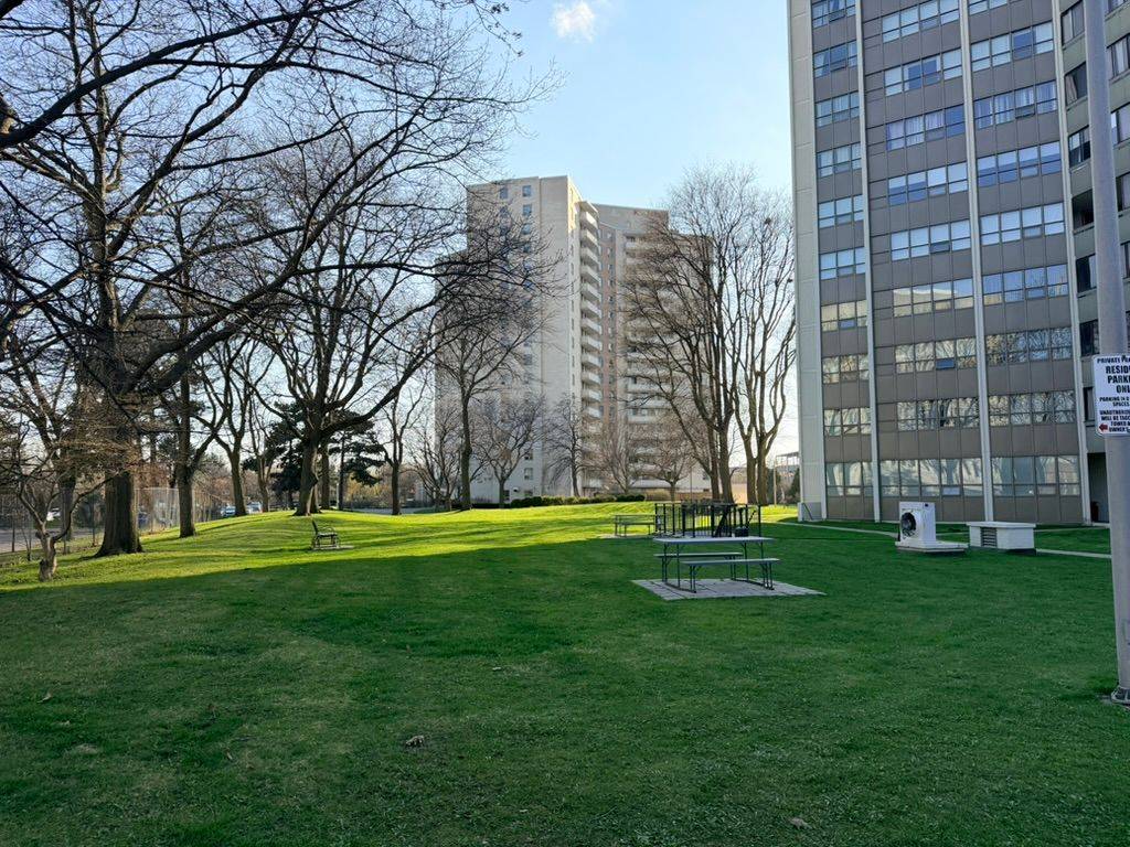 2323 Confederation Pkwy #1408, Mississauga, ON L5B 1R6