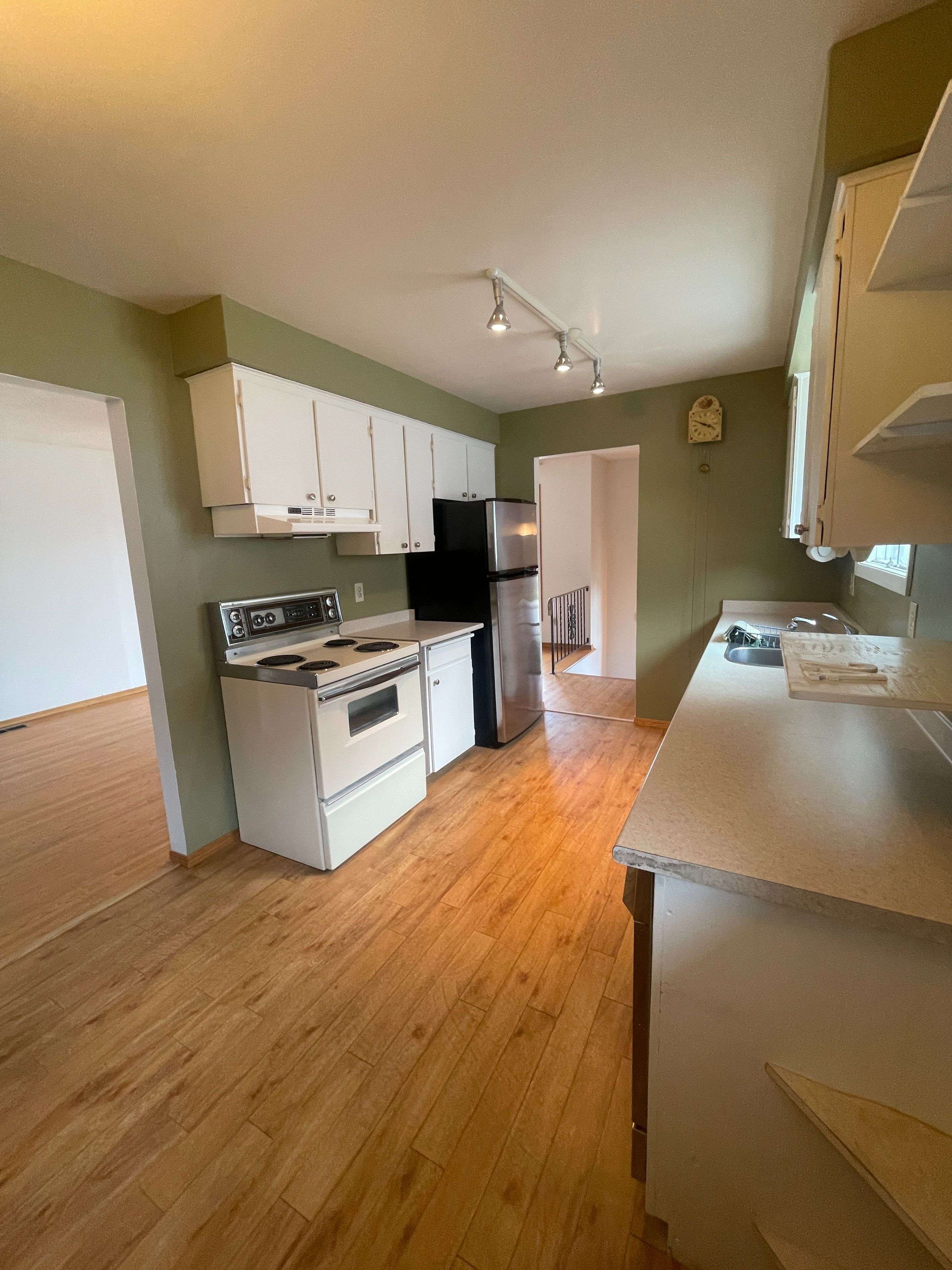24 Yeoville CT, Hamilton, ON L9C 5W5