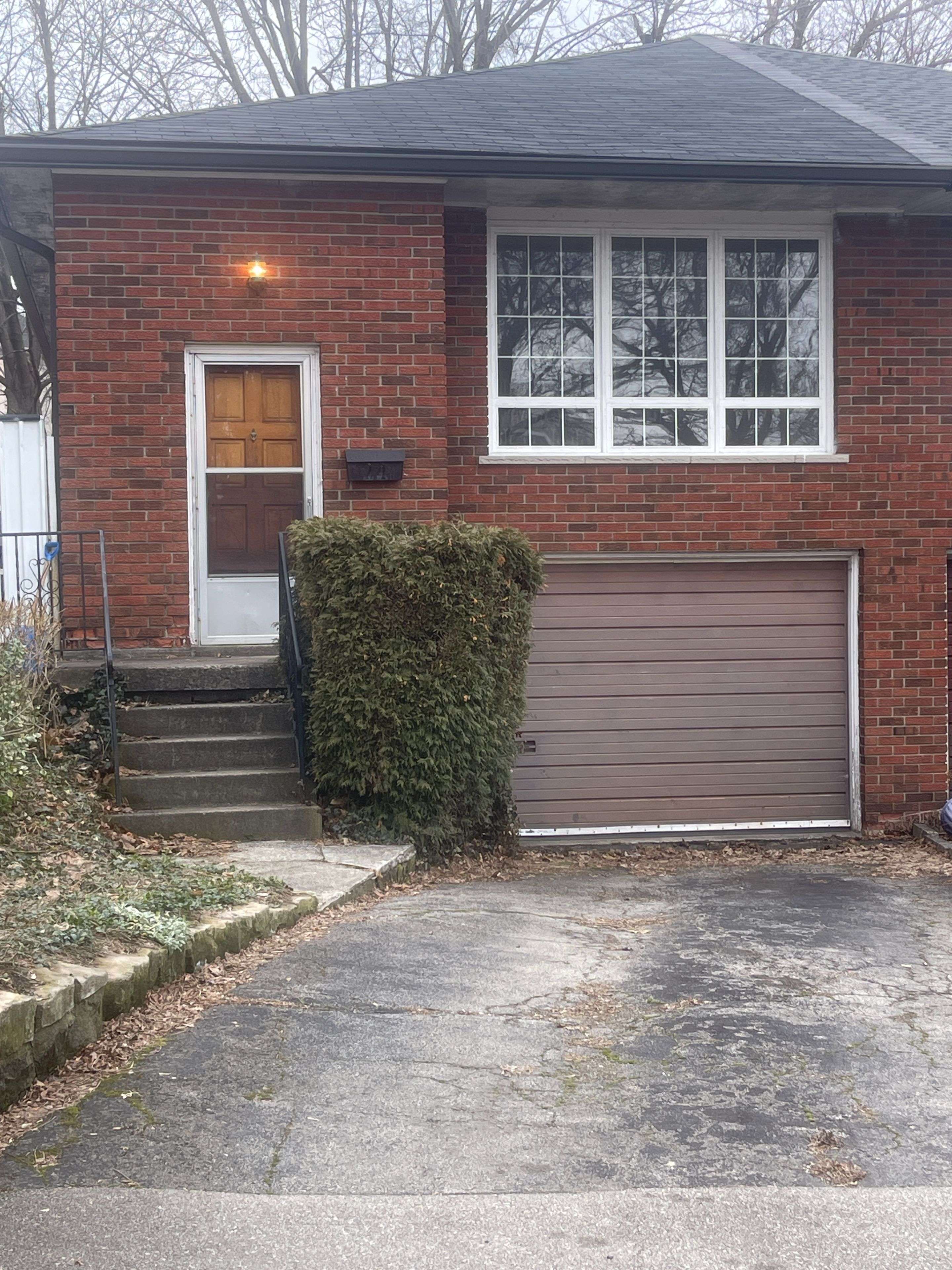 24 Yeoville CT, Hamilton, ON L9C 5W5