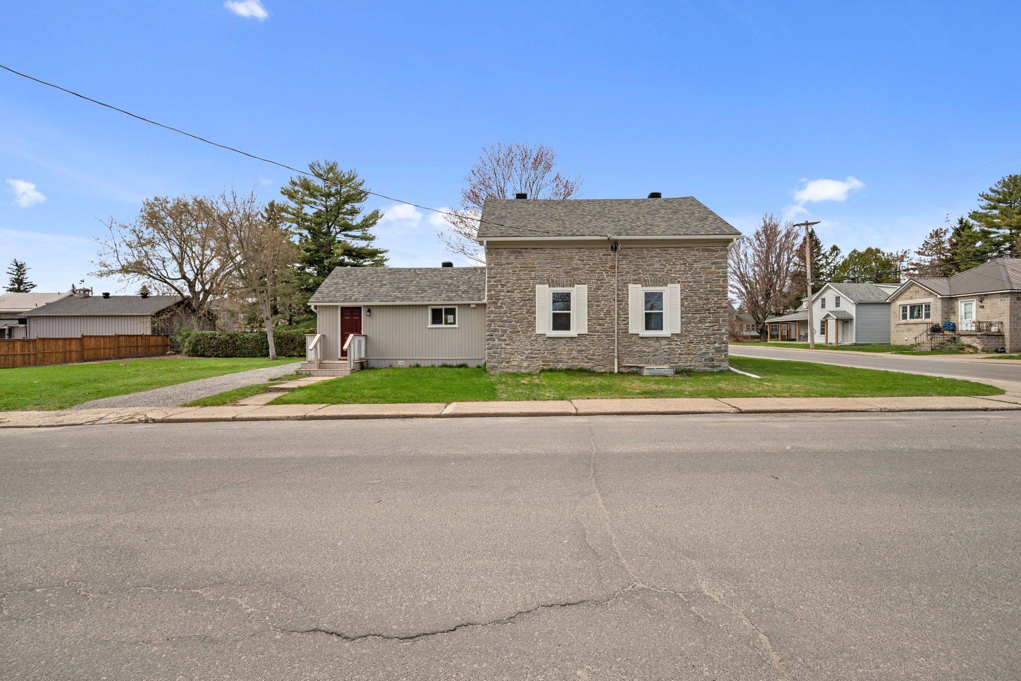 297 Park ST E, Prescott, ON K0E 1T0