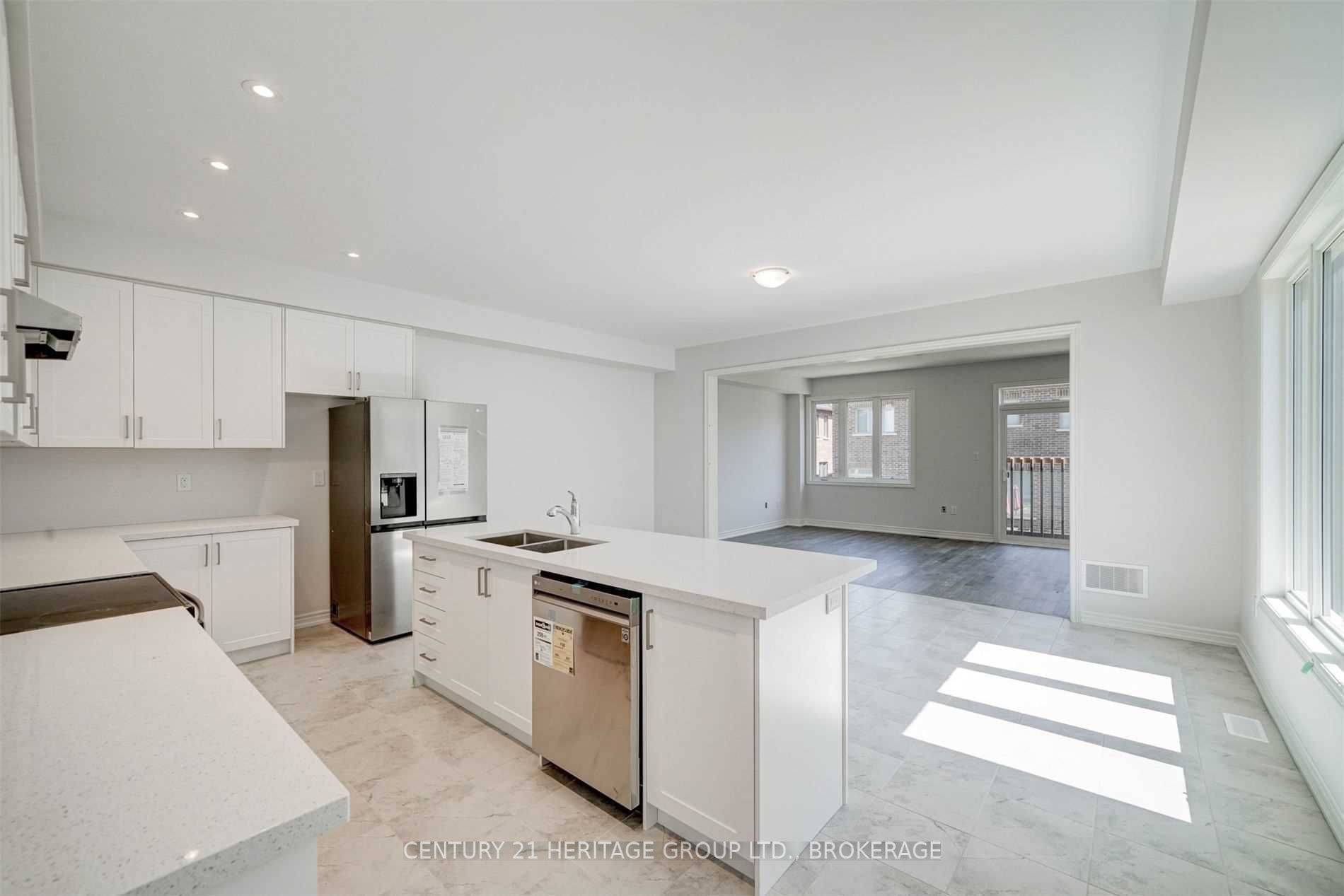 5 Frederick Taylor WAY, East Gwillimbury, ON L0G 1M0