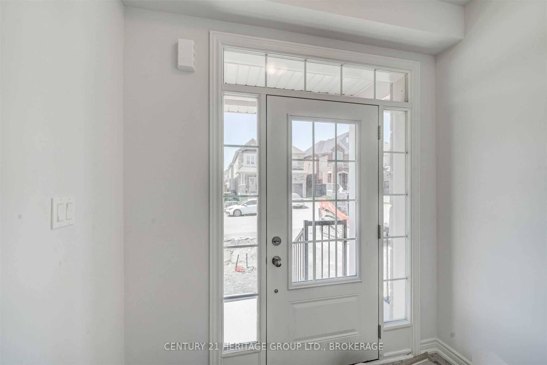5 Frederick Taylor WAY, East Gwillimbury, ON L0G 1M0