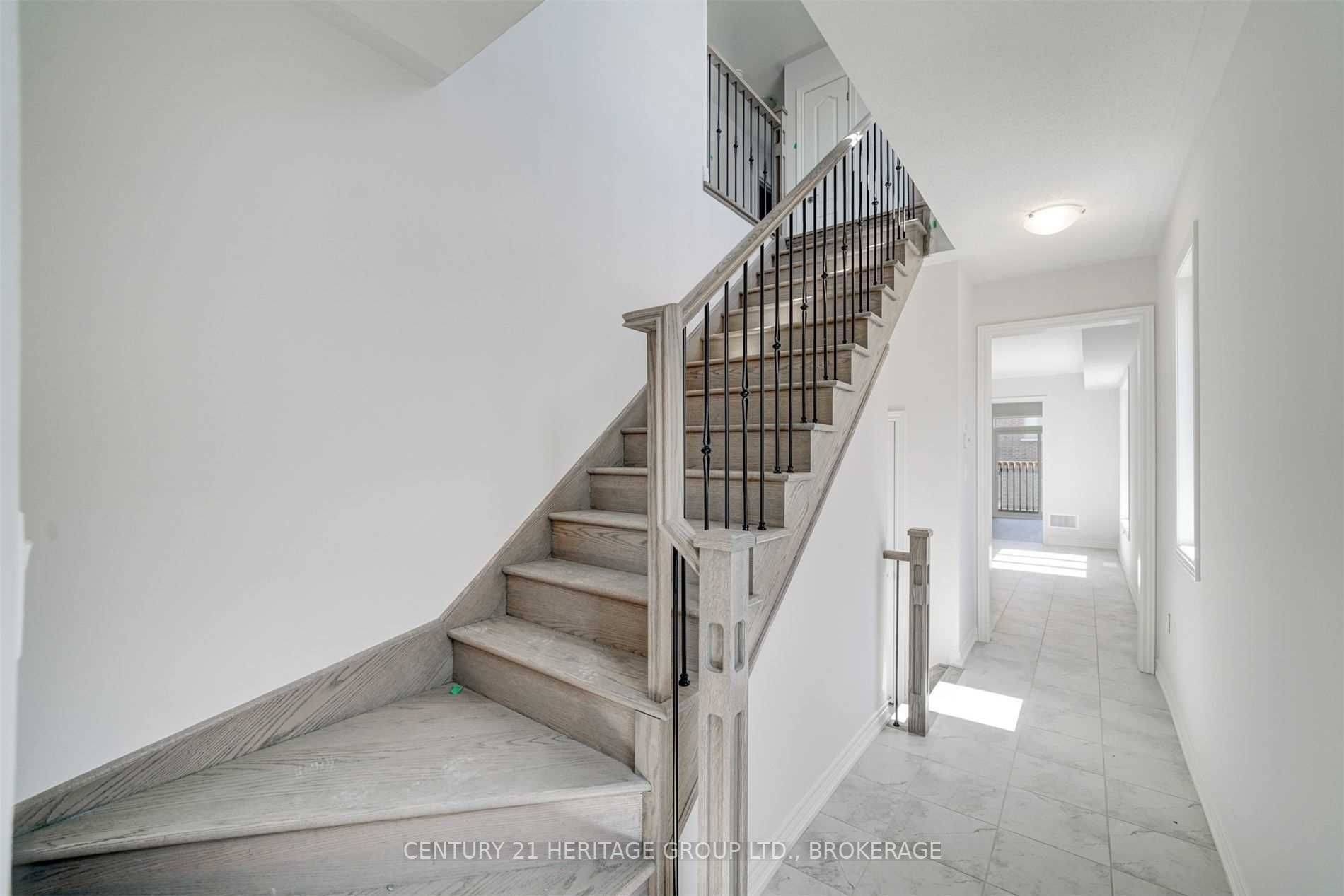 5 Frederick Taylor WAY, East Gwillimbury, ON L0G 1M0