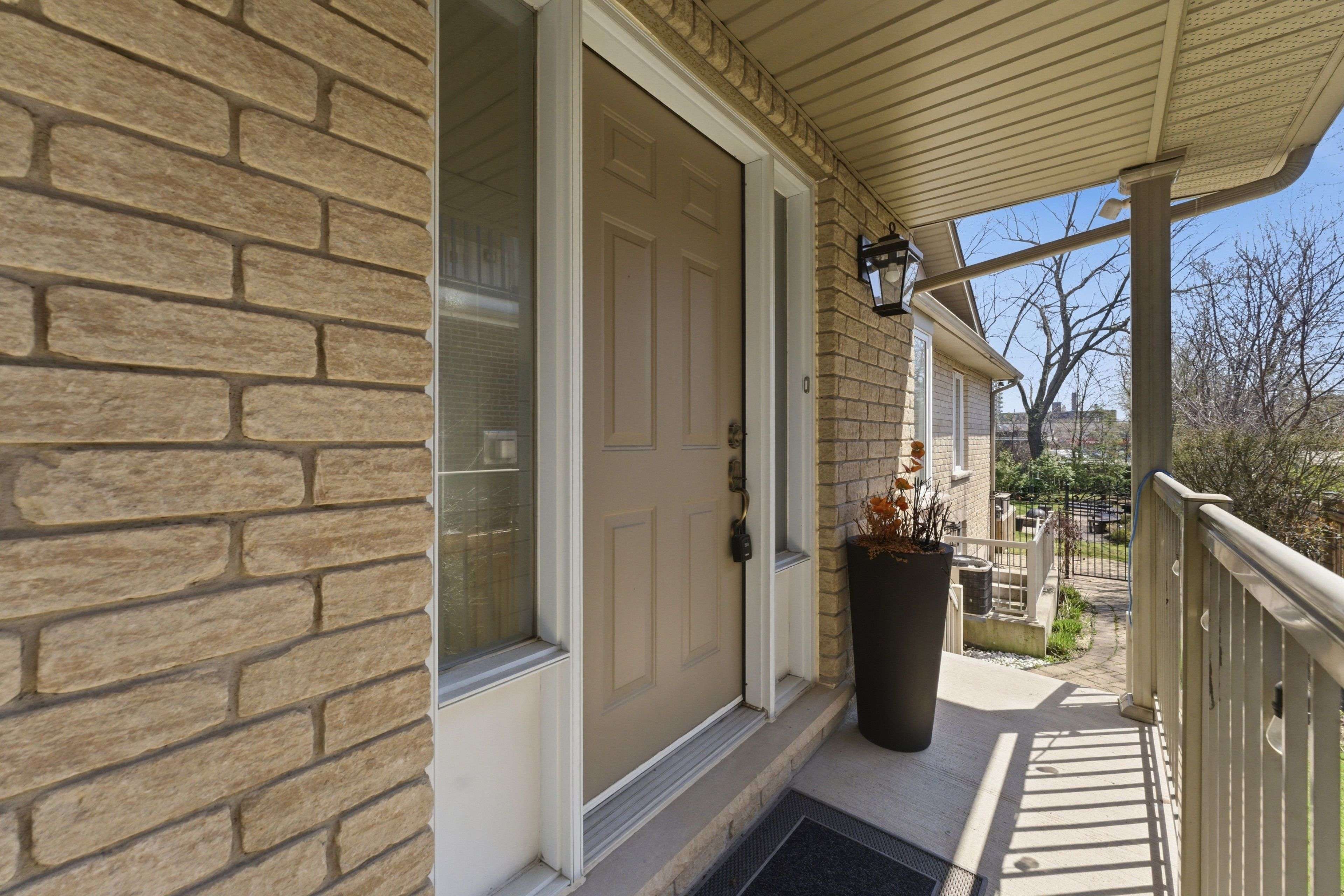 2304 Sovereign ST, Oakville, ON L6L 1L6