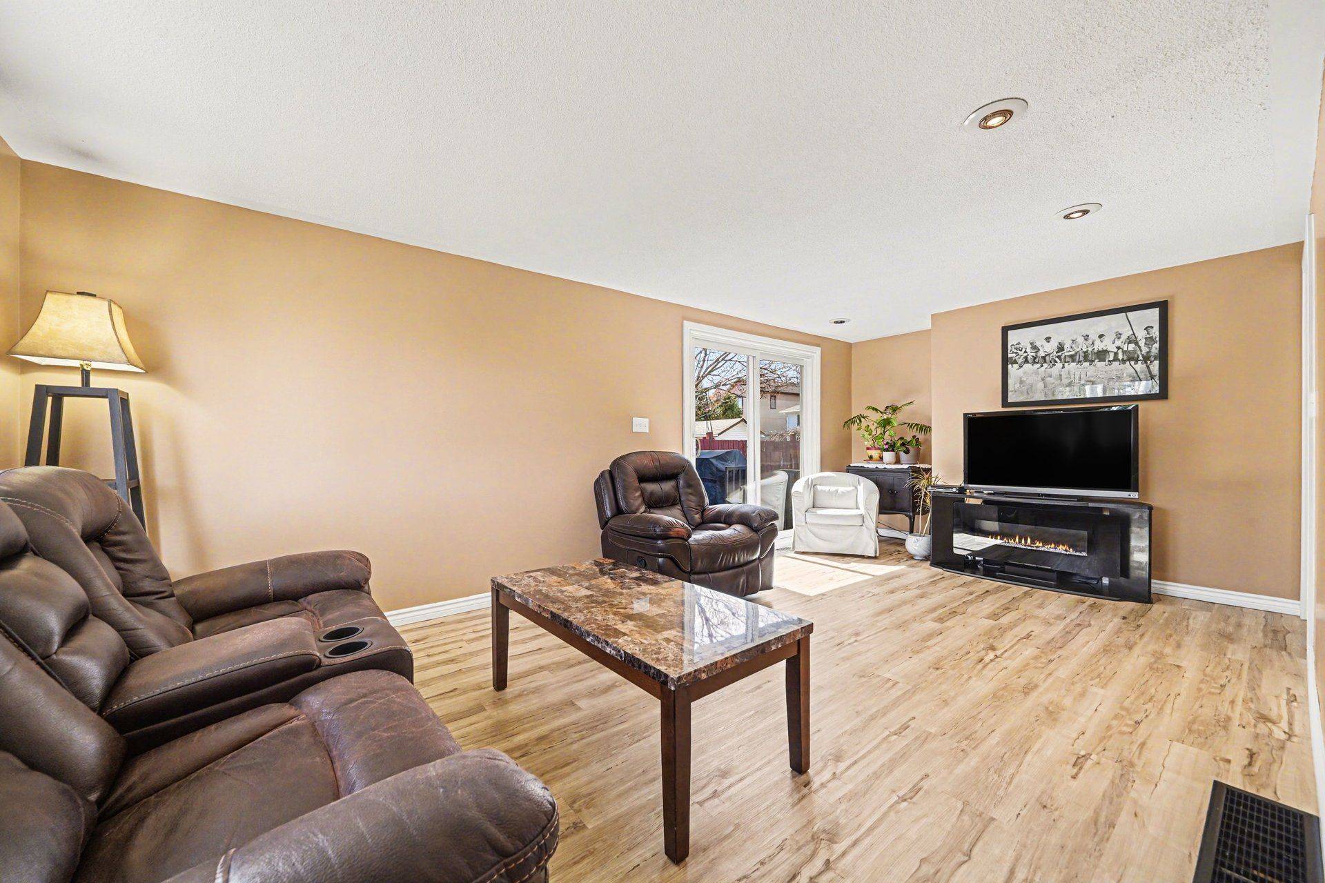 2428 BLACKSTONE CRES, Elmvale Acres And Area, ON K1B 4H2