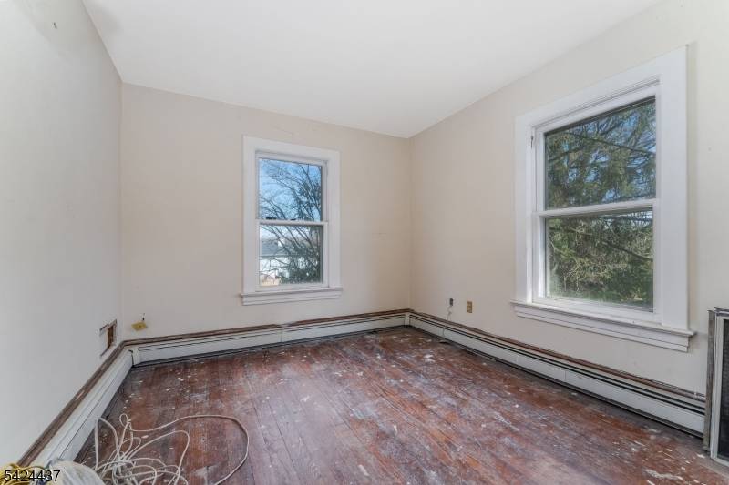 18 Center St, Clinton Twp., NJ 08801