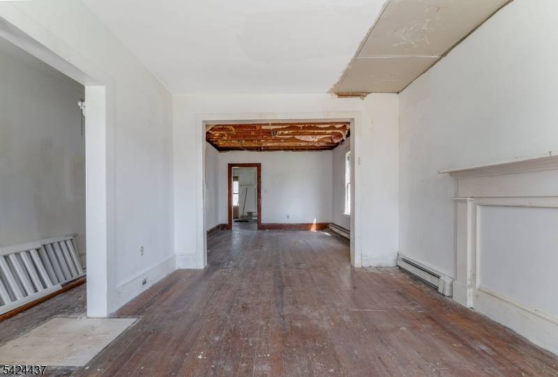 18 Center St, Clinton Twp., NJ 08801