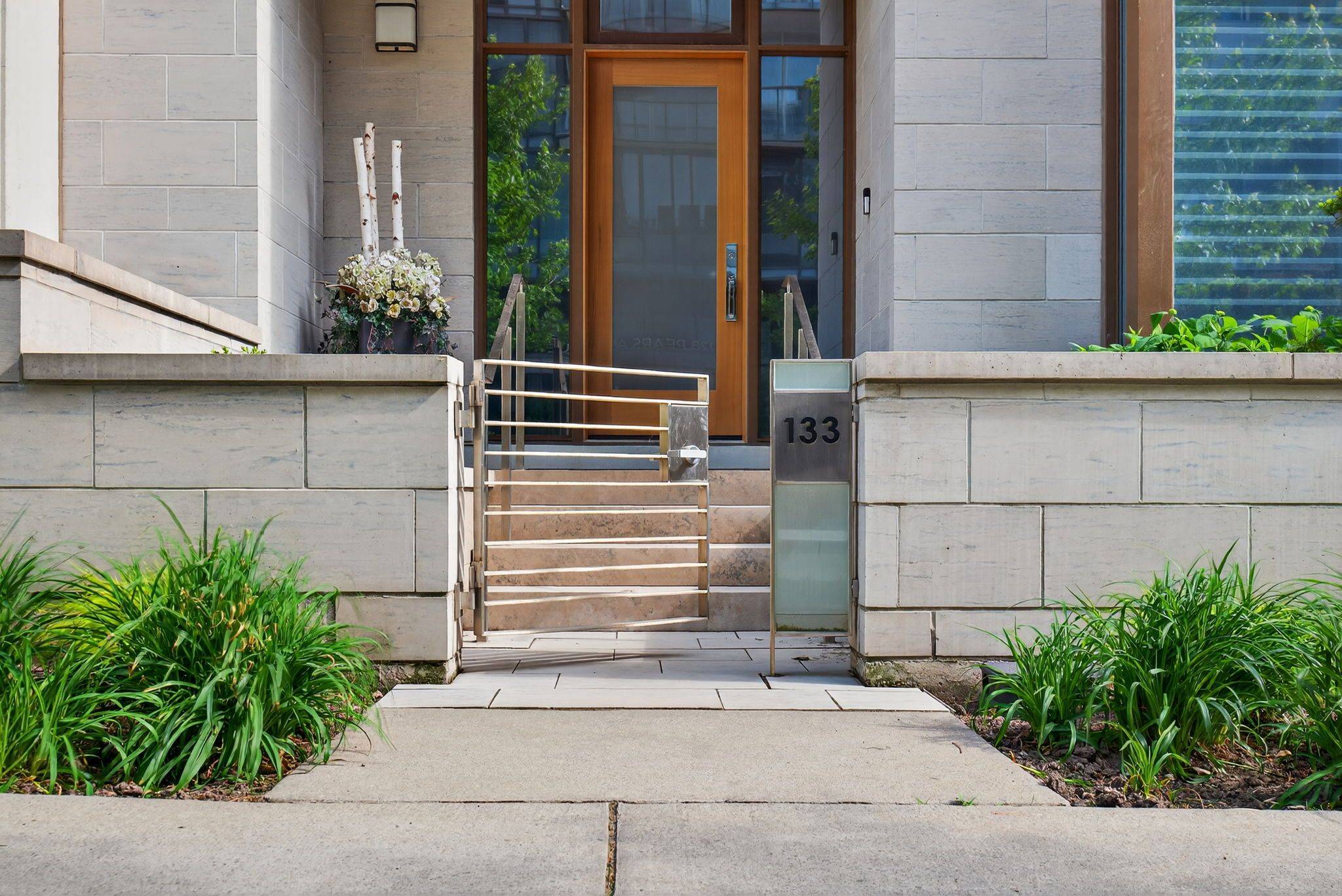 133 Pears AVE, Toronto C02, ON M5R 1T3