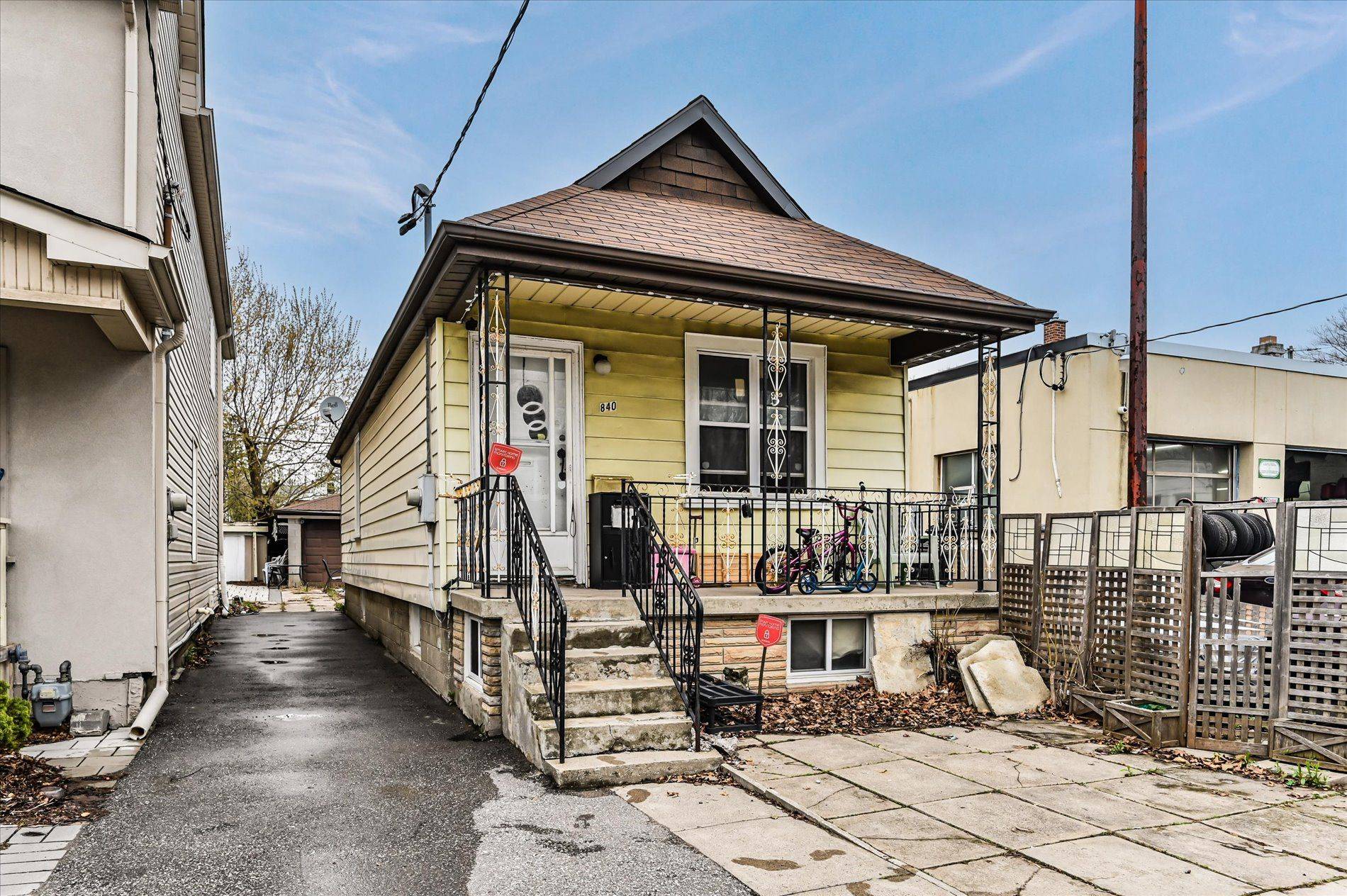 840 Sammon AVE, Toronto E03, ON M4C 2E8