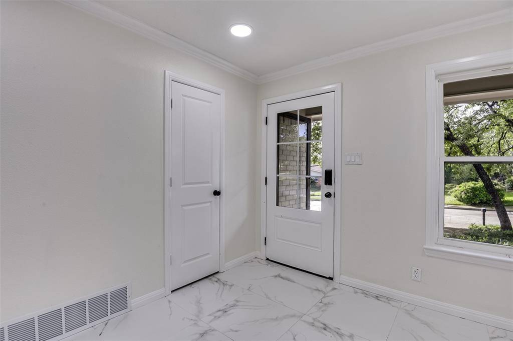 258 Somerset Terrace, Bedford, TX 76022