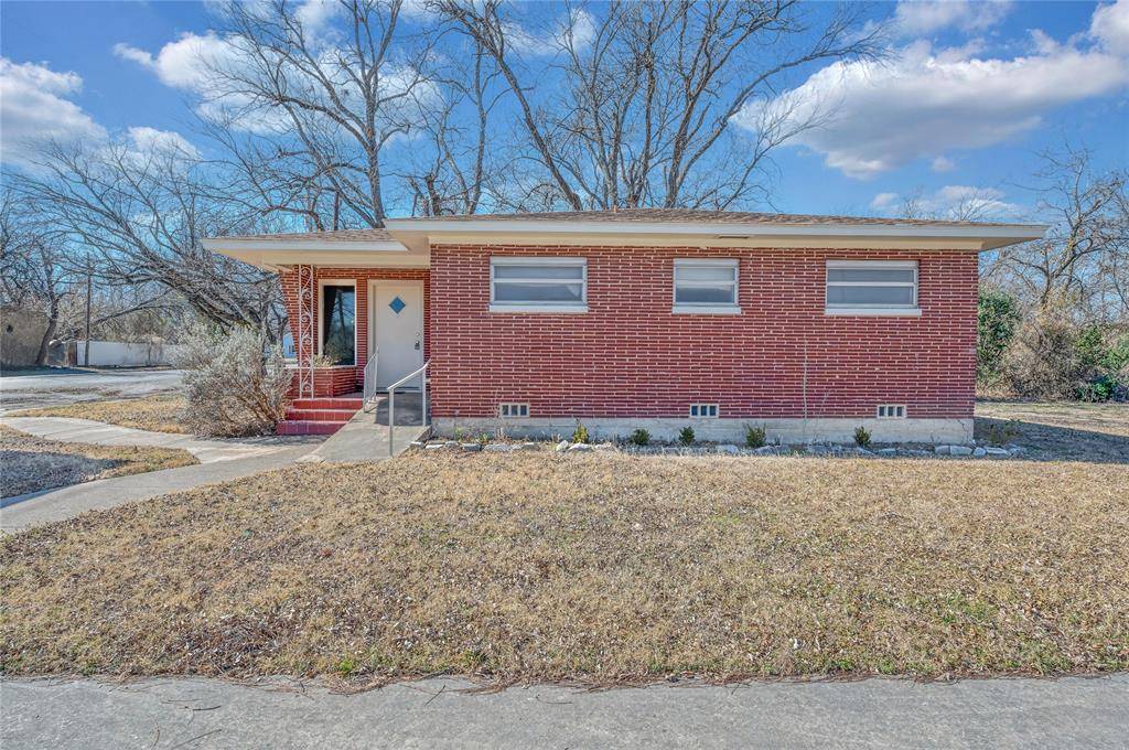 202 N Avenue G, Clifton, TX 76634