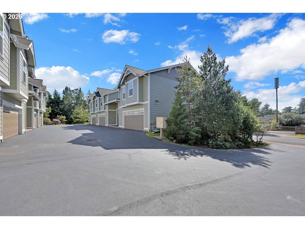935 HEMLOCK ST, Florence, OR 97439