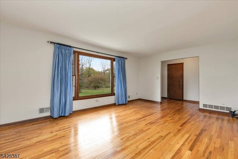 9 Symonds Lane, Lebanon Twp., NJ 08826