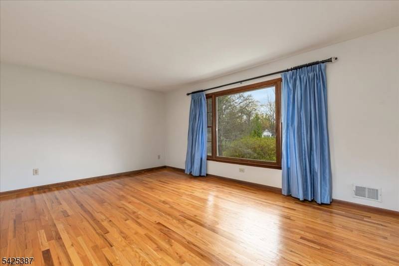 9 Symonds Lane, Lebanon Twp., NJ 08826