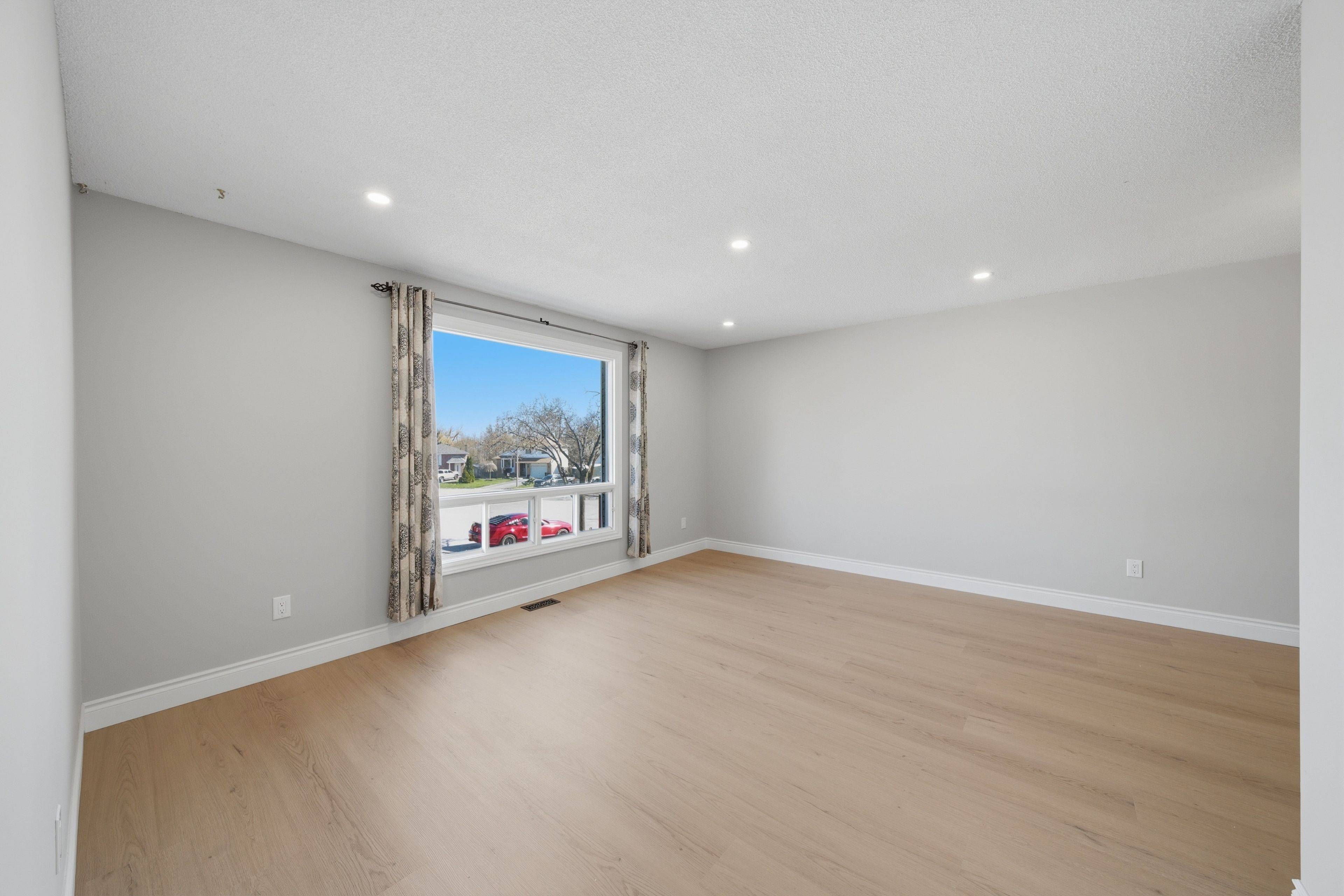 56 McConkey PL #Main, Barrie, ON L4N 6H3