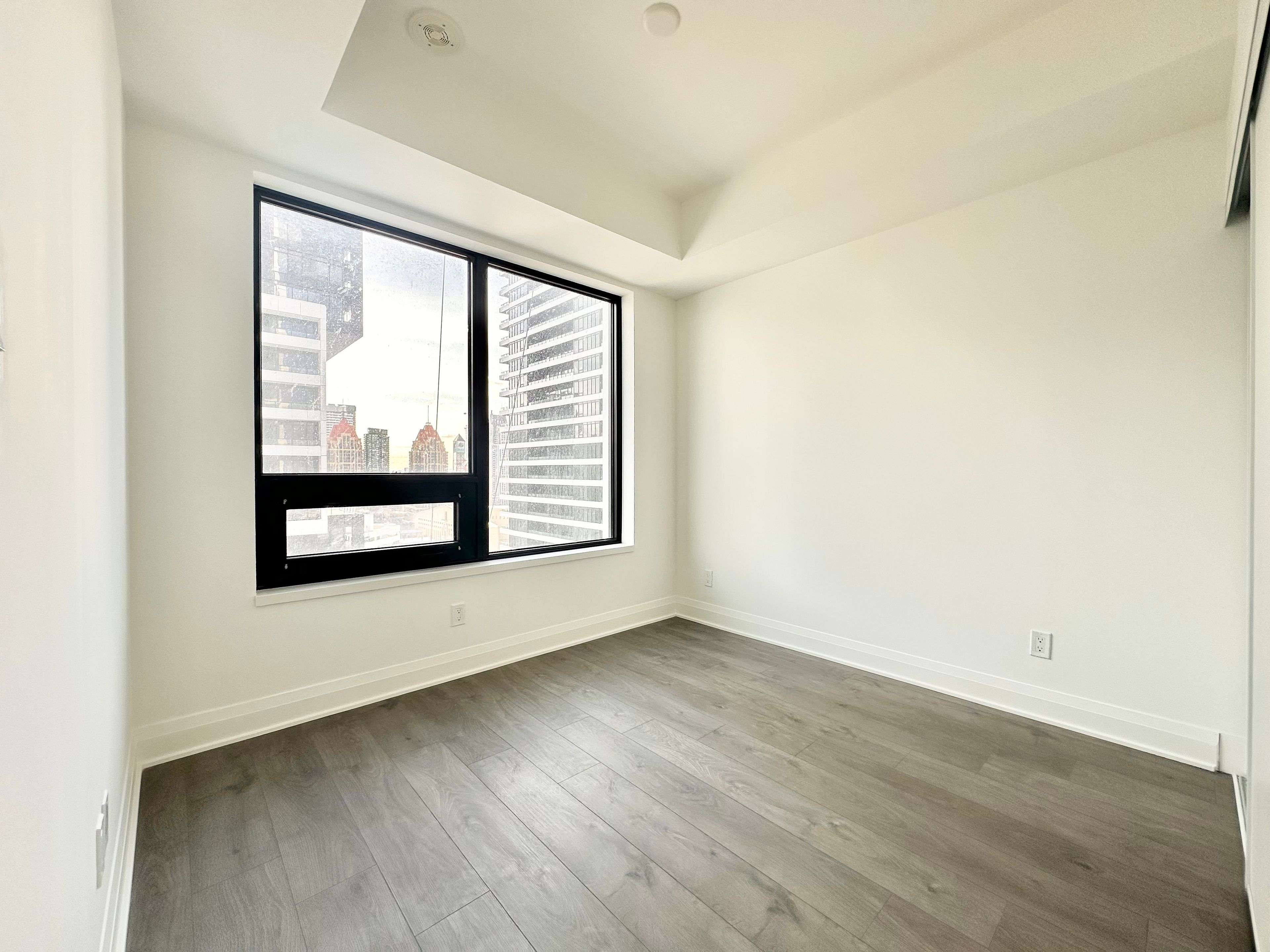 2 Erskine RD #2905, Mississauga, ON L5B 0S1