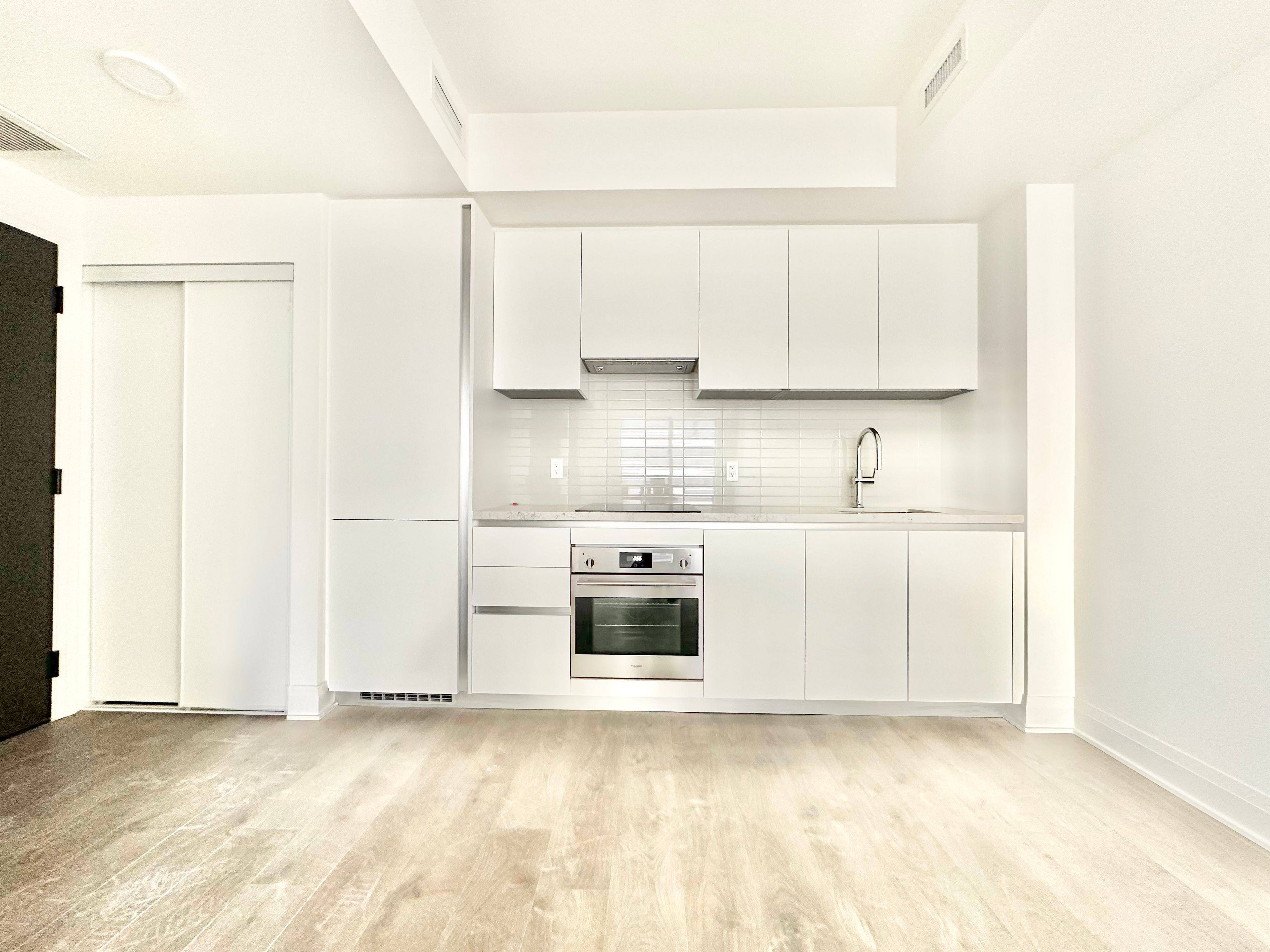 2 Erskine RD #2905, Mississauga, ON L5B 0S1