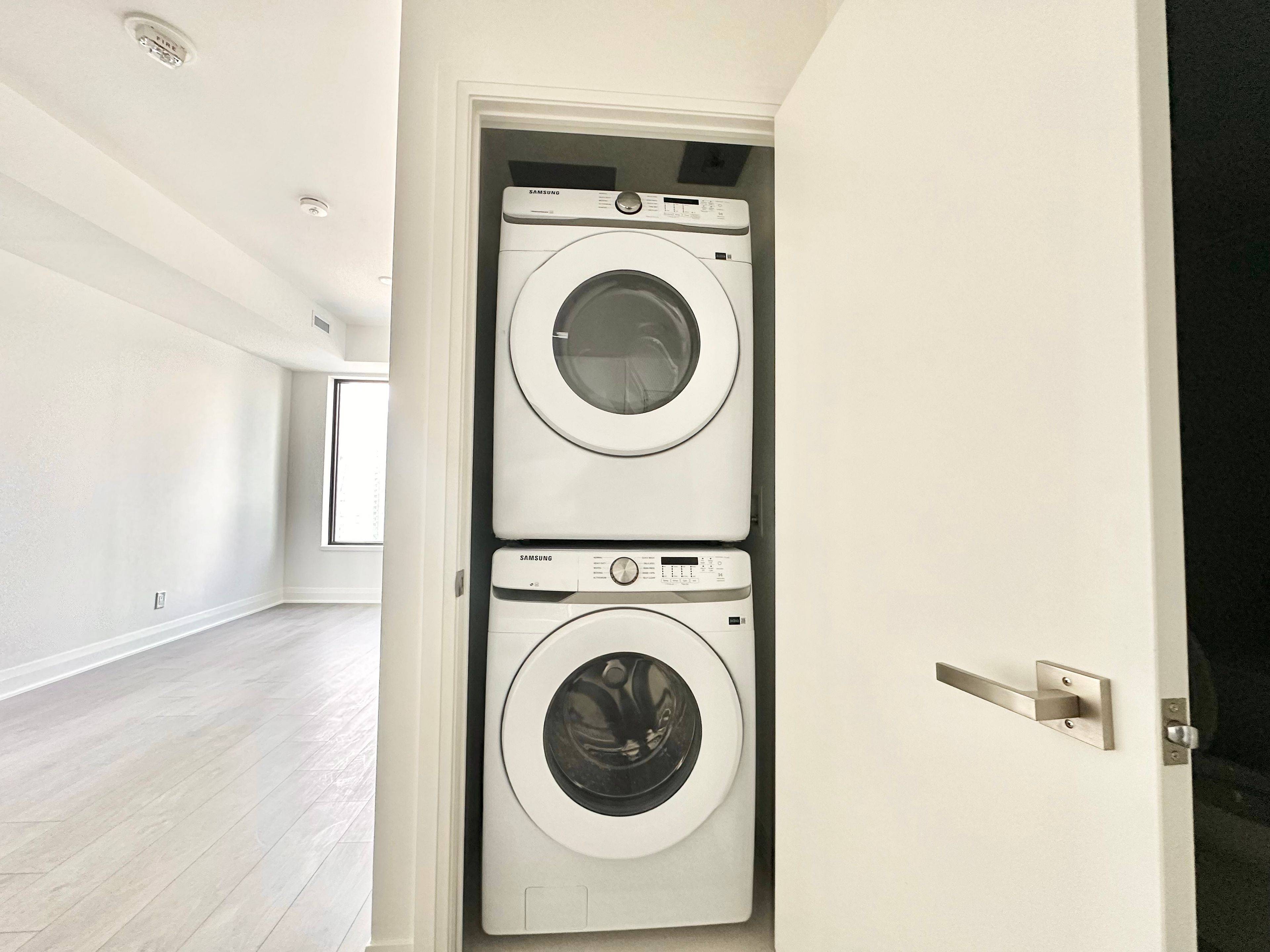 2 Erskine RD #2905, Mississauga, ON L5B 0S1