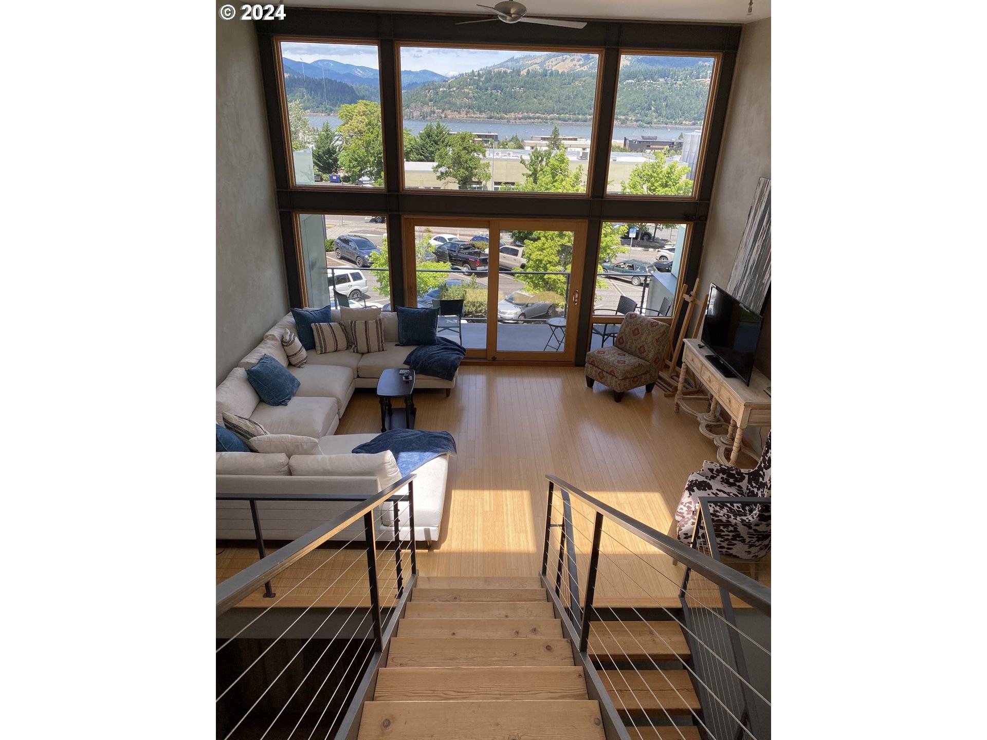 606 CASCADE AVE, Hood River, OR 97031