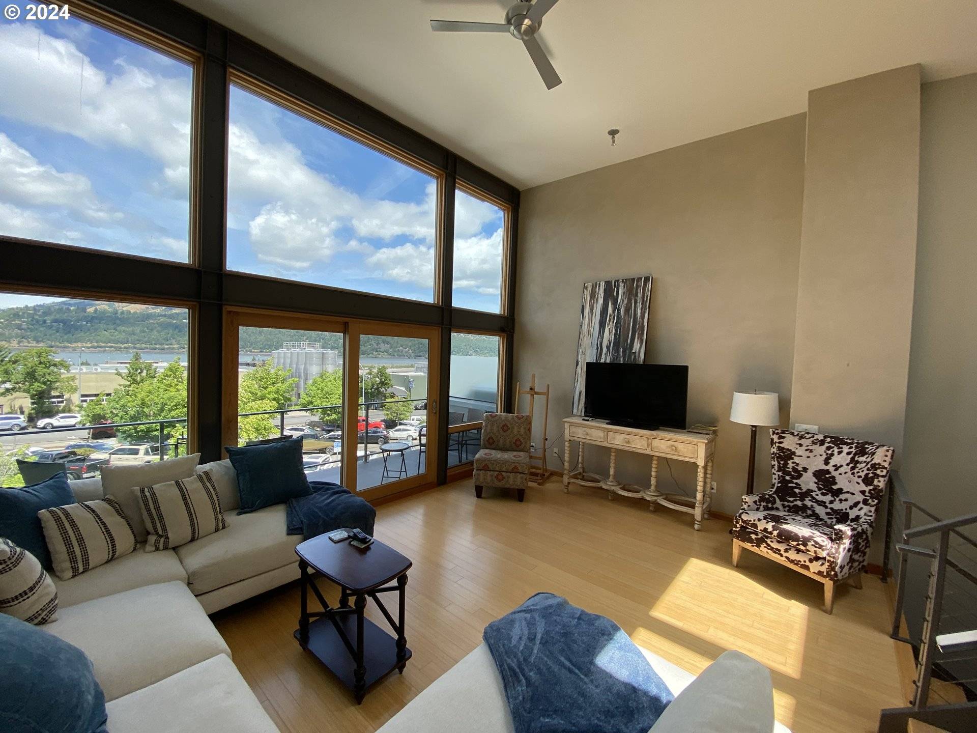 606 CASCADE AVE, Hood River, OR 97031