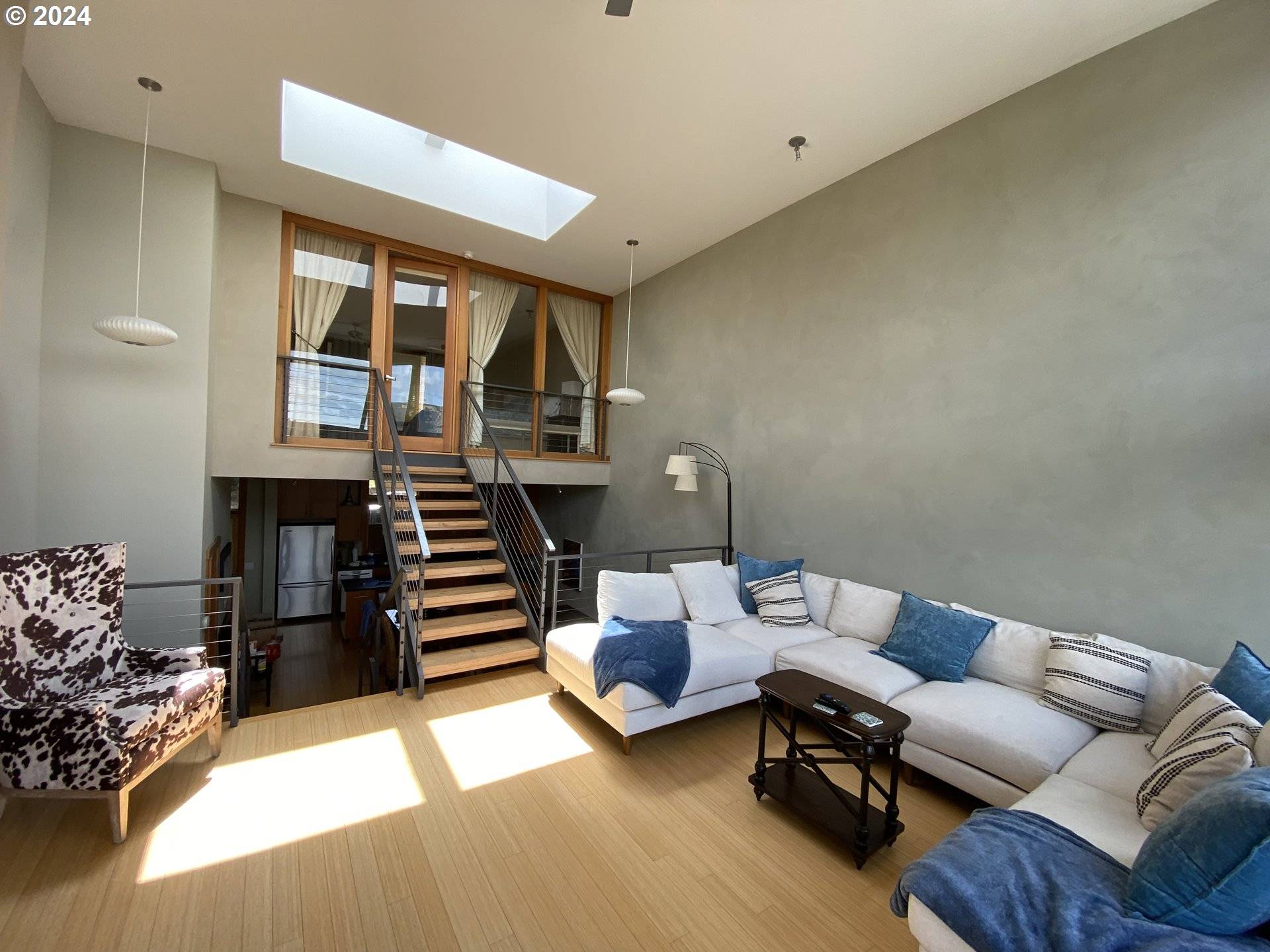 606 CASCADE AVE, Hood River, OR 97031