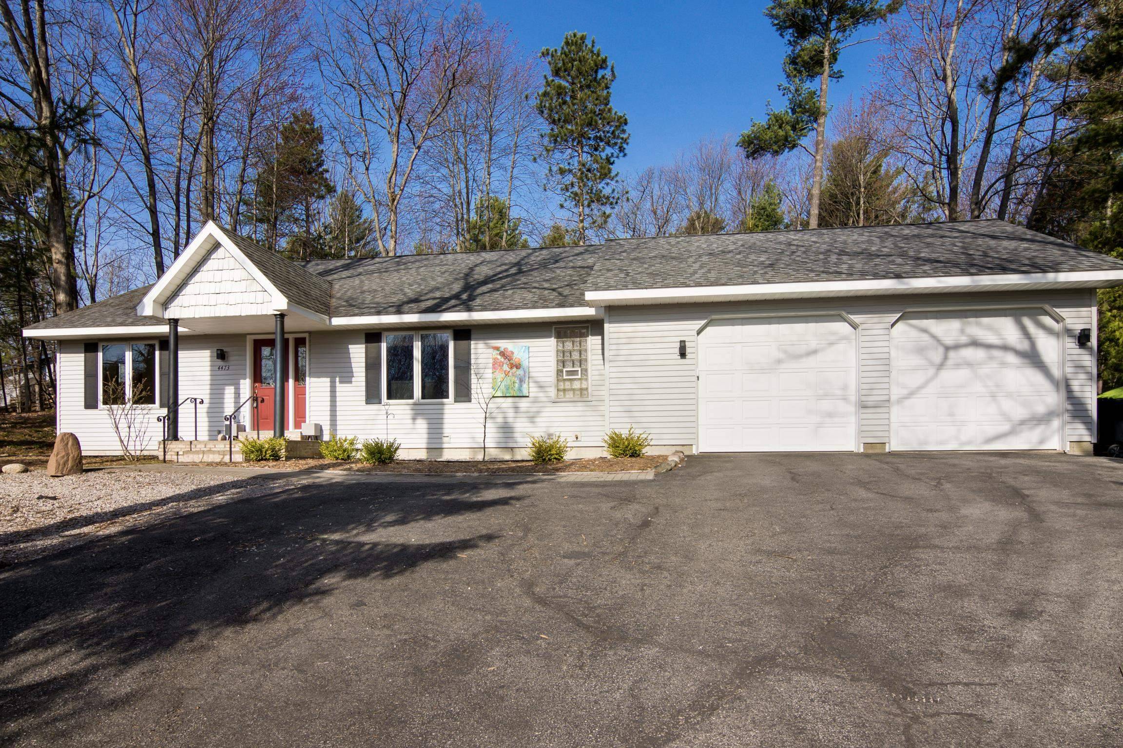 4473 Paper Birch LN, Acme Twp, MI 49686