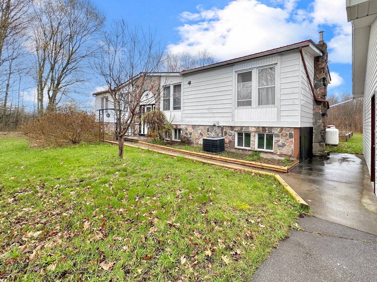 19656 Loyalist Pkwy, Prince Edward County, ON K0K 1T0