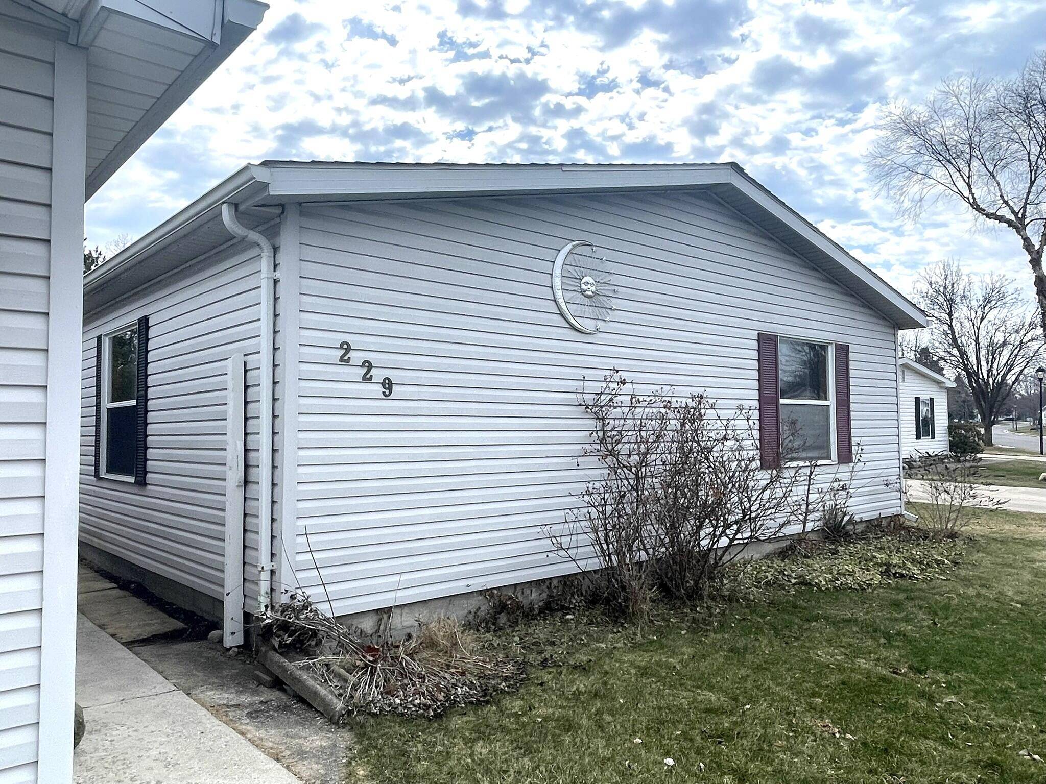 229 Cadgewith E, Dewitt Twp, MI 48906