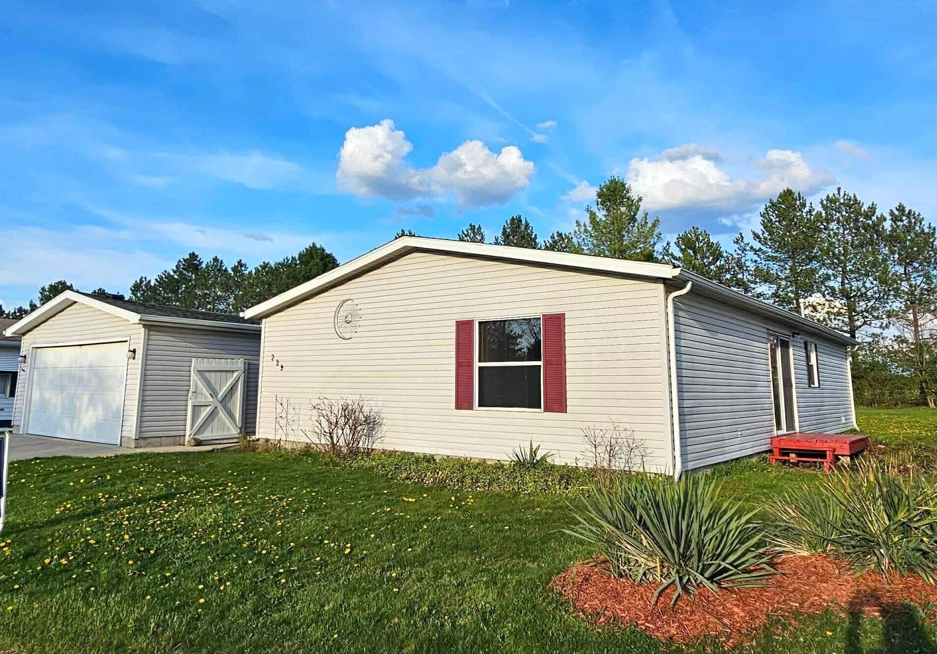 229 Cadgewith E, Dewitt Twp, MI 48906