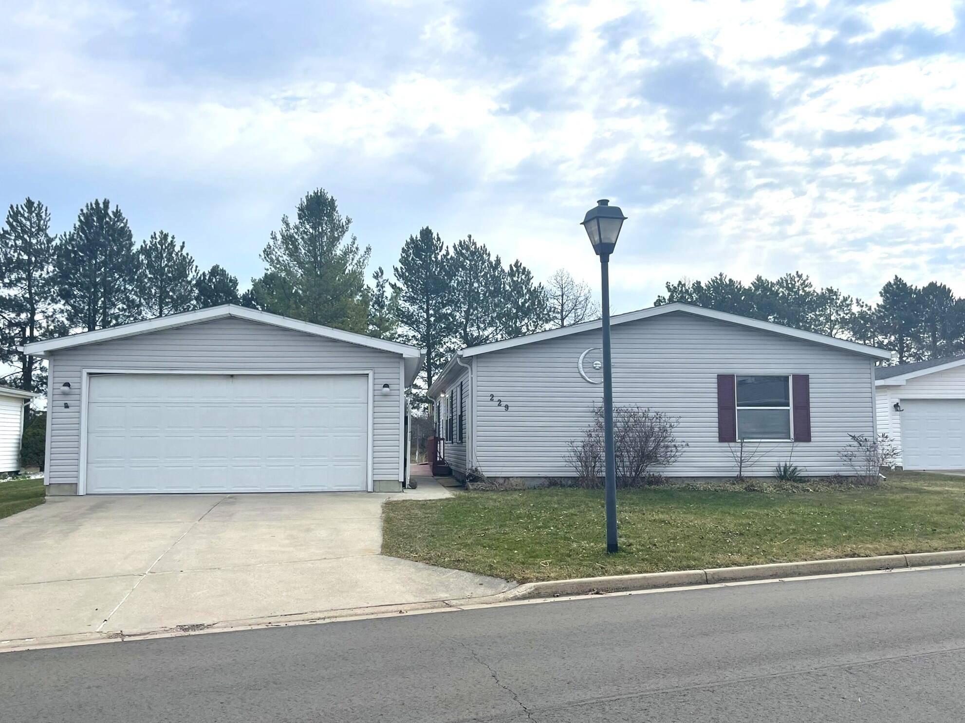 229 Cadgewith E, Dewitt Twp, MI 48906