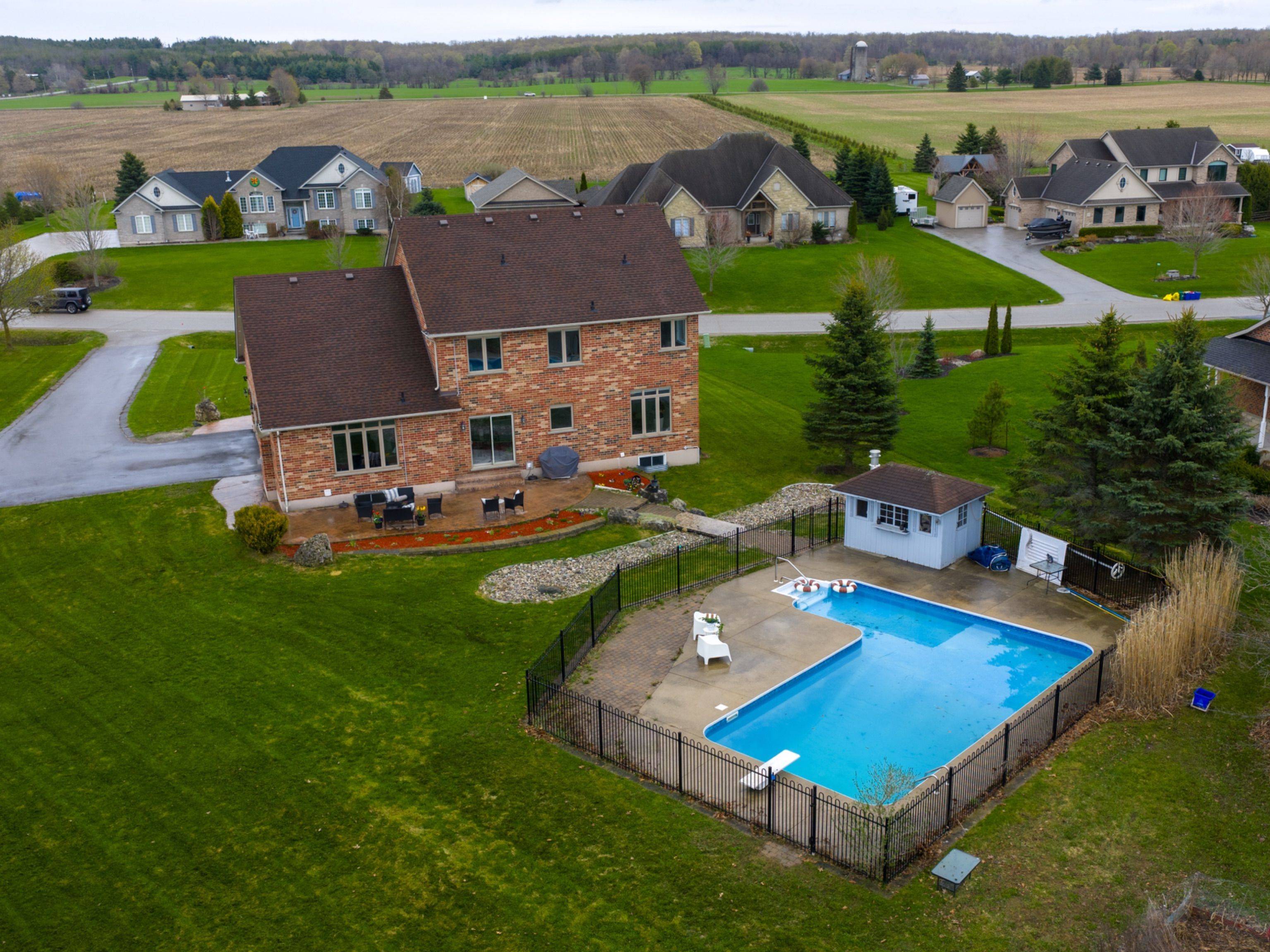 18 Leenders LN, Erin, ON N0B 1T0