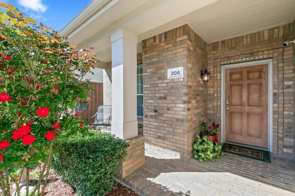306 Salsbury Drive, Euless, TX 76040