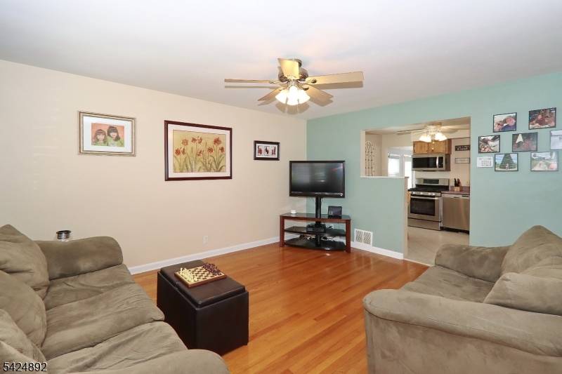 722 Pine St, Roselle Park Boro, NJ 07204