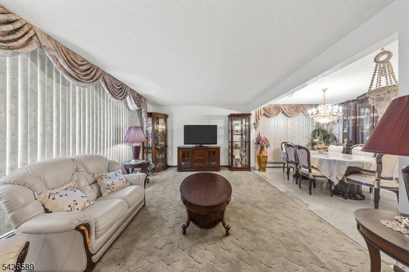 347 Manor Ct, Lyndhurst Twp., NJ 07071