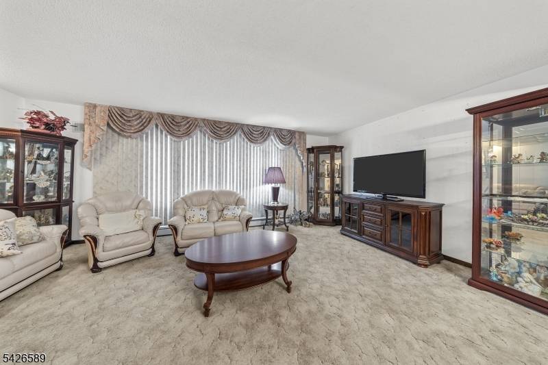 347 Manor Ct, Lyndhurst Twp., NJ 07071