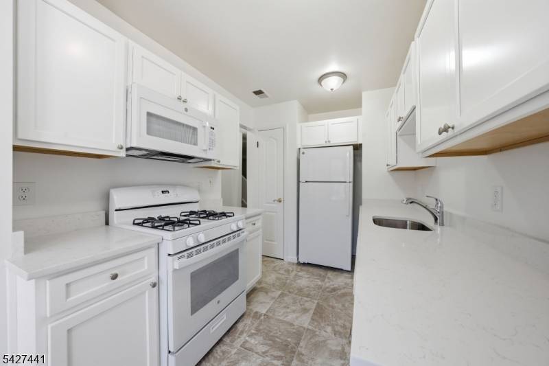 11 Deer Hill Ct, Boonton Town, NJ 07005